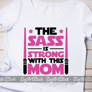El Sass es fuerte con esta mamá Svg, mamá descarada svg, svg divertido, diseño de camiseta de mamá, descarga instantánea (svg, png, eps)