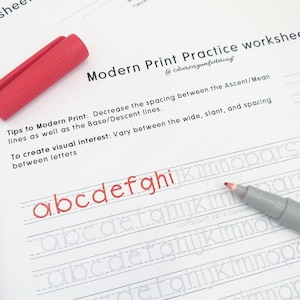 Op de afbeelding: Een werkblad met instructies over hoe je moderne drukletters kunt oefenen. De instructies omvatten tips over het verkleinen van de afstand tussen de regels en het variëren van de breedte, schuinte en afstand tussen de letters. Het werkblad bevat een regel om de letters a tot en met p te oefenen.