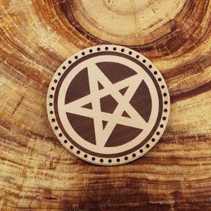 Peut inclure: Un dessous de verre en cuir marron avec un pentagramme blanc. Le dessous de verre est rond et a un bord cousu.