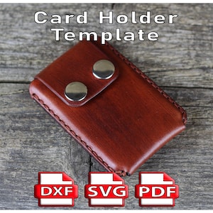 Può includere: Un modello di portacarte in pelle marrone con due bottoni automatici argentati. Il testo "Card Holder Template" è in alto. Sotto ci sono le icone per i formati di file DXF, SVG e PDF.