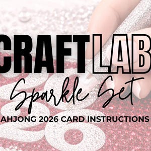 K&ouml;nnte beinhalten: Ein silbernes Glitzerwerkzeug &uuml;ber einer roten und silbernen Glitzeroberfl&auml;che mit dem Text CRAFTLAB Sparkle Set MAHJONG 2026 CARD INSTRUCTIONS in schwarzer und wei&szlig;er Schrift in der Mitte des Bildes.