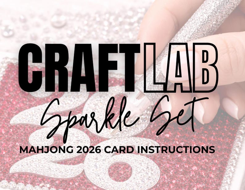 K&ouml;nnte beinhalten: Ein silbernes Glitzerwerkzeug &uuml;ber einer roten und silbernen Glitzeroberfl&auml;che mit dem Text CRAFTLAB Sparkle Set MAHJONG 2026 CARD INSTRUCTIONS in schwarzer und wei&szlig;er Schrift in der Mitte des Bildes.
