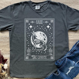 Tarot coyote fantomatique couleurs confort, coyote squelette fantôme hurlant à la lune, t-shirt d'Halloween, cactus saguaro, t-shirt unisexe teint en pièce