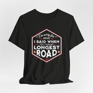 Camiseta de Catan, ideal para fans de juegos de mesa. Camiseta "Lo siento por lo que dije cuando tomaste mi camino más largo", perfecta para jugadores de Catan en noches de juegos. Black Heather