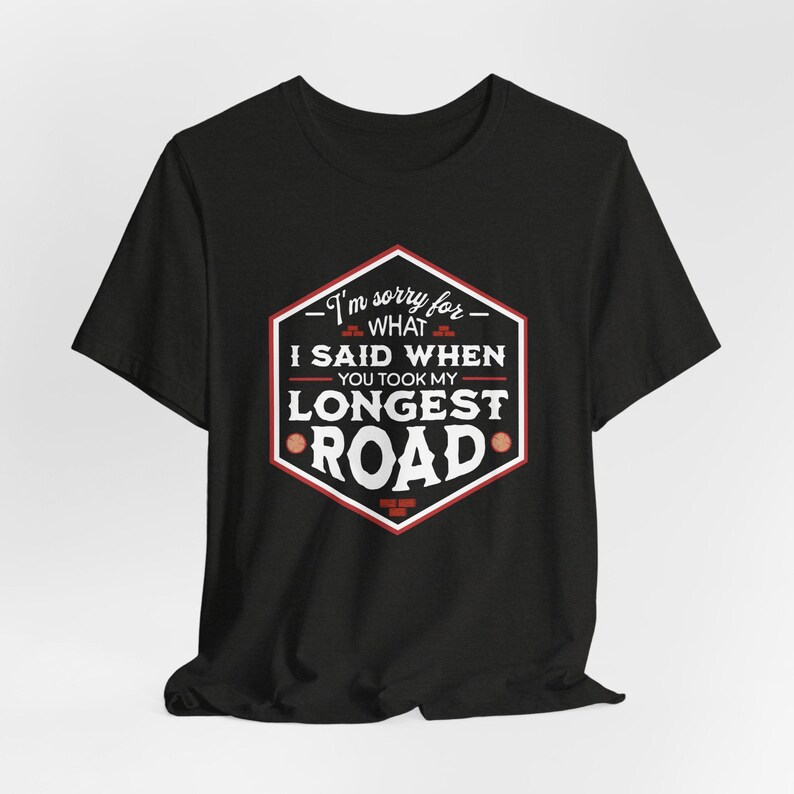 Camiseta de Catan, ideal para fans de juegos de mesa. Camiseta "Lo siento por lo que dije cuando tomaste mi camino más largo", perfecta para jugadores de Catan en noches de juegos. Black Heather