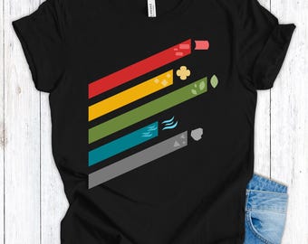 Op de afbeelding: Zwart t-shirt met een levendig grafisch ontwerp. Het ontwerp toont diagonale strepen in rood, geel, groen, teal en grijs, elk met een uniek pictogram dat verschillende elementen vertegenwoordigt. Het shirt is gemaakt van een zacht materiaal.