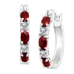 Può includere: Orecchini a cerchio in argento con una fila di pietre preziose rosse e pietre di zircone cubico trasparenti.