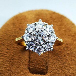 Anillo de compromiso floral de plata con baño de oro amarillo de 14 quilates y diamantes de moissanita.