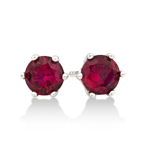 Peut inclure: Une paire de boucles d'oreilles en argent avec une pierre précieuse ronde rouge foncé dans chaque boucle d'oreille.