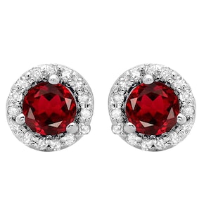 Peut inclure: Une paire de boucles d'oreilles en argent avec une pierre rouge entourée d'un halo de petites pierres blanches.