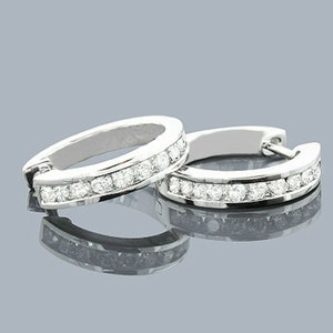 Zierliche Huggie Ohrringe | Kleine Simulierte Diamant Creolen | 14K Weißgold 925 Silber vergoldet | Frauen Geschenk