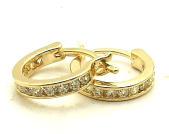 Pendientes vintage de aro con diamantes simulados engastados en canal, talla redonda, oro amarillo de 14 quilates sobre plata auténtica. Diseño de aro perforado. Regalo para el Día de la Madre.