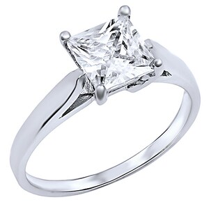 Puede incluir: Un anillo de plata con una piedra preciosa transparente de forma cuadrada.