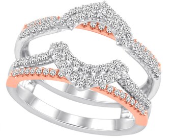 Puede incluir: Un anillo de refuerzo de diamantes con un diseño de dos tonos. El anillo está hecho de oro blanco y oro rosa y presenta un delicado patrón de diamantes en espiral.