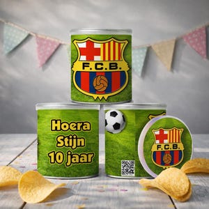 Op de afbeelding: Drie cilindrische containers met groene grasachtergronden en het FC Barcelona-logo. Eén container heeft de tekst "Hoera Stijn 10 jaar". Een voetbal en chips zijn ook zichtbaar.