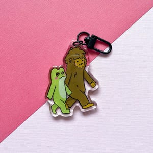 Chaveiro Pé Grande e Sapo | Chaveiro de Acrílico Sasquatch Sapo Fofo Criptídeos Halloween