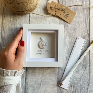 Pu&ograve; includere: Una cornice bianca con una mappa di una citt&agrave; a forma di anello. Il testo "Kirsty & Greg Engaged 23.11.2021" &egrave; sotto l'anello.