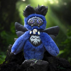 Muñeco de arte de bosque mágico gótico - Polilla de peluche de fantasía oscura