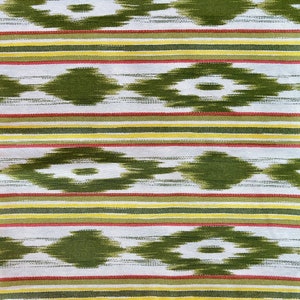 K&ouml;nnte beinhalten: Gr&uuml;n-wei&szlig; gestreiftes Gewebe mit einem sich wiederholenden Rautenmuster. Der Stoff hat eine subtile Textur und einen leicht verblassten Look.