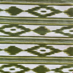 K&ouml;nnte beinhalten: Gr&uuml;ner und wei&szlig;er Stoff mit einem geometrischen Muster. Das Muster ist eine sich wiederholende Diamantform mit einem kleineren Diamanten im Inneren.