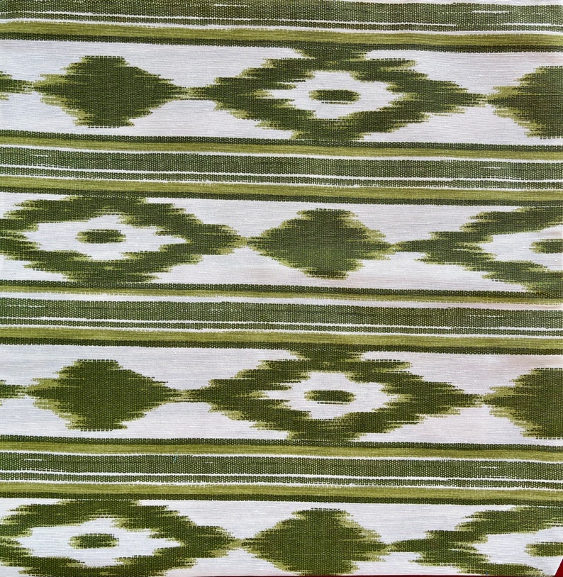 K&ouml;nnte beinhalten: Gr&uuml;ner und wei&szlig;er Stoff mit einem geometrischen Muster. Das Muster ist eine sich wiederholende Diamantform mit einem kleineren Diamanten im Inneren.