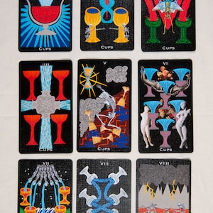 Puede incluir: Un conjunto de diez cartas de tarot que representan el palo de copas. Cada carta presenta un fondo negro con ilustraciones coloridas. Las cartas est&aacute;n numeradas del As al Diez.