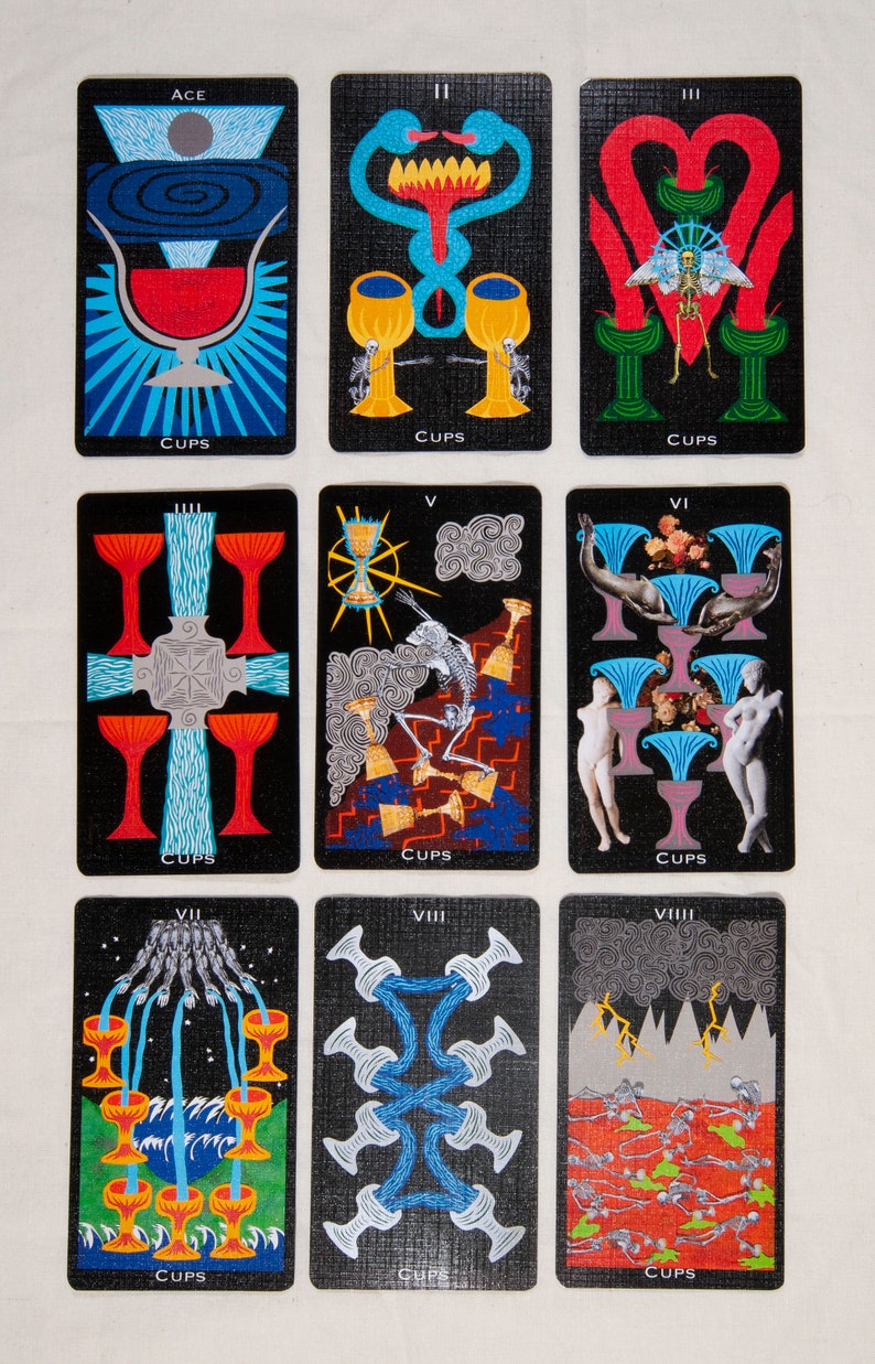 Puede incluir: Un conjunto de diez cartas de tarot que representan el palo de copas. Cada carta presenta un fondo negro con ilustraciones coloridas. Las cartas est&aacute;n numeradas del As al Diez.