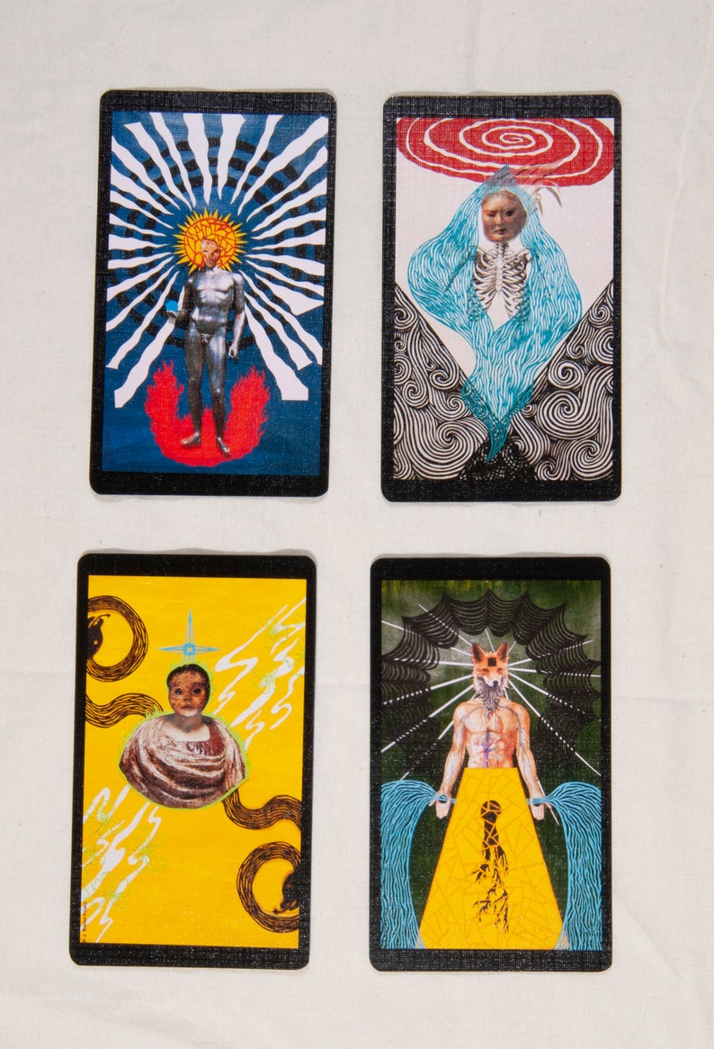 Puede incluir: Cuatro cartas de tarot con bordes negros e ilustraciones coloridas. La primera carta tiene un fondo azul con un sol blanco y una figura plateada de pie sobre una llama roja. La segunda carta tiene un fondo blanco y negro con una figura azul con un esqueleto en su interior. La tercera carta tiene un fondo amarillo con una figura blanca y negra con una cruz encima. La cuarta carta tiene un fondo verde con una figura blanca y negra con cabeza de zorro y agua azul que fluye de sus manos.