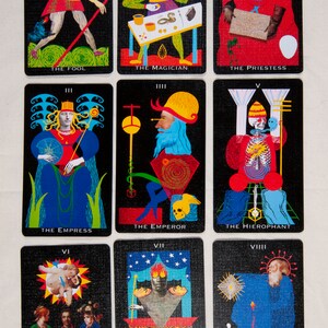 Puede incluir: Un juego de cartas de tarot con fondos negros e ilustraciones coloridas. Las cartas est&aacute;n numeradas del 0 al 9 y presentan im&aacute;genes del Loco, el Mago, la Sacerdotisa, la Emperatriz, el Emperador, el Hierofante, los Enamorados, el Carro y el Ermita&ntilde;o.