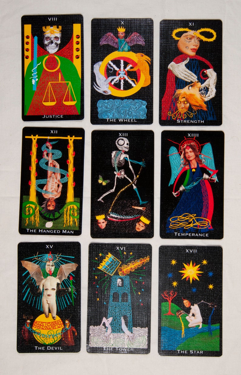 Puede incluir: Un juego de 10 cartas de tarot con fondos negros e ilustraciones coloridas. Las cartas est&aacute;n numeradas VIII, X, XI, XII, XIII, XIV, XV, XVI, XVII y XVIII. Las cartas representan diversas figuras y s&iacute;mbolos, incluyendo una calavera, una rueda, una mujer con un le&oacute;n, un hombre ahorcado, un esqueleto, una mujer con una copa, un diablo, una torre, una estrella y una luna.
