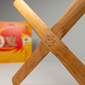 Ręcznie robiony zestaw bumerangów dla prawej lub lewej ręki, które latają i wracają (nie są opakowaniem prezentowym), na ciekawe święta 30x30x05cm