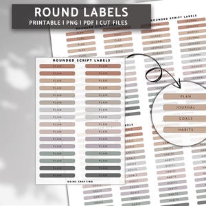 Op de afbeelding: Printbare ronde labels met een afgeronde schrijfletter in verschillende tinten bruin, grijs en beige. De labels bevatten de woorden "Plan", "Journal", "Doelen" en "Gewoontes".