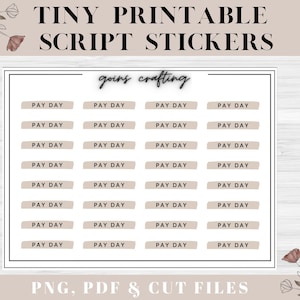 Puede incluir: Pegatinas de guion imprimibles con el texto "PAY DAY" repetido en etiquetas rectangulares. El diseño incluye el texto "TINY PRINTABLE SCRIPT STICKERS" y "going crafting". Las pegatinas están disponibles en PNG, PDF y archivos de corte.