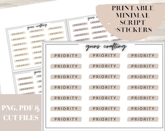 Pode incluir: Adesivos de script minimalistas imprimíveis com o texto "PRIORITY" em preto sobre fundo bege. Os adesivos estão dispostos em uma grade de três colunas e oito linhas. O texto "going crafting" aparece no topo da folha.