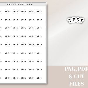 Peut inclure: Un autocollant blanc avec le mot "TEST" en noir, écrit à la main. L'autocollant est entouré d'une bordure blanche. L'image comprend également une feuille d'autocollants avec le mot "TEST" répété plusieurs fois. Le texte "PNG, PDF & CUT FILES" est également présent.