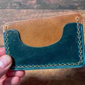 3 Pocket Card plus Cash Leder Geldbörse in Mittelbraun mit türkis/türkisem Kartenfach