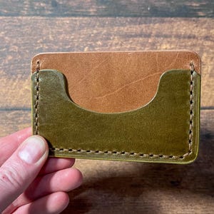 3 Pocket Card plus Cash Leder Portemonnaie Mittelbraun mit Einsteckfach in Grün