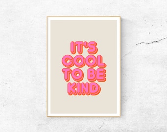 Può includere: Stampa artistica incorniciata con la scritta "IT'S COOL TO BE KIND" in lettere a bolla. Il testo è rosa acceso con un contorno arancione, su sfondo beige. La cornice è di colore legno chiaro.