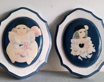 Dos cuadros de Pierrot sobre un disco ovalado