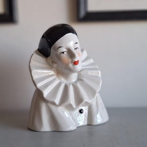 Small ceramic bust of Pierrot