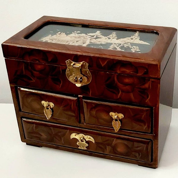 Antique musical jewelry box in lacquered wood between 1912 and 1949