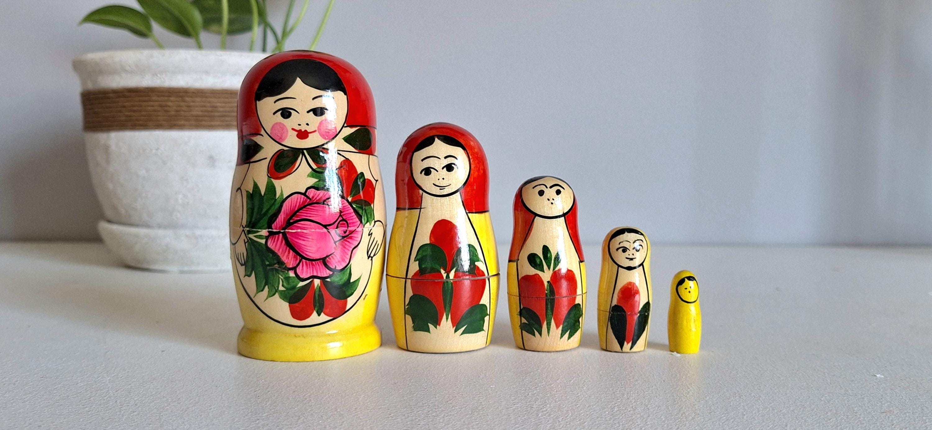 POUPEES RUSSES MATRIOCHKA ROUGE PEINTE A LA MAIN PAR MOLODUKHINA