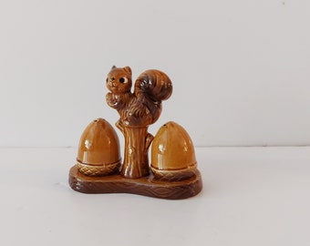 Saleros y pimenteros de cerámica vintage con diseño de ardillas.