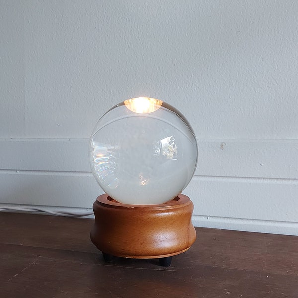 Sphère de cristal sur socle lumineux