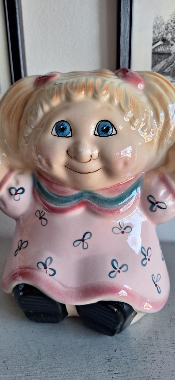 陶器製女の子貯金箱 花と子供 赤ちゃんをモチーフにしたヴィンテージの陶器製貯金箱 - Etsy 日本