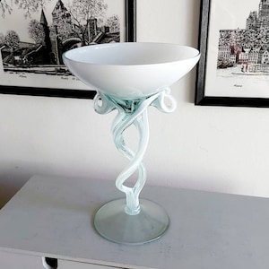 Gedrehte Schale aus Vintage-Kunstglas auf gedrehtem Stiel