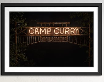 Letrero histórico de Camp Curry por la noche: Fotografía de campamento de verano en las montañas de Yosemite