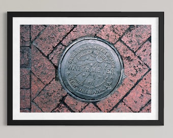 Foto de la cubierta del medidor de agua de estilo antiguo de Nueva Orleans con ladrillos del Barrio Francés