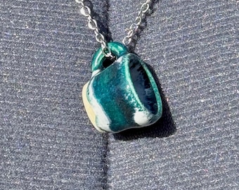 Collar de taza de cerámica pequeña, con temática oceánica, hecho a mano, cadena de 55 cm