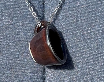 Collar con taza de cerámica color granate pequeña, hecho a mano en torno de alfarero, cadena de 56 cm.